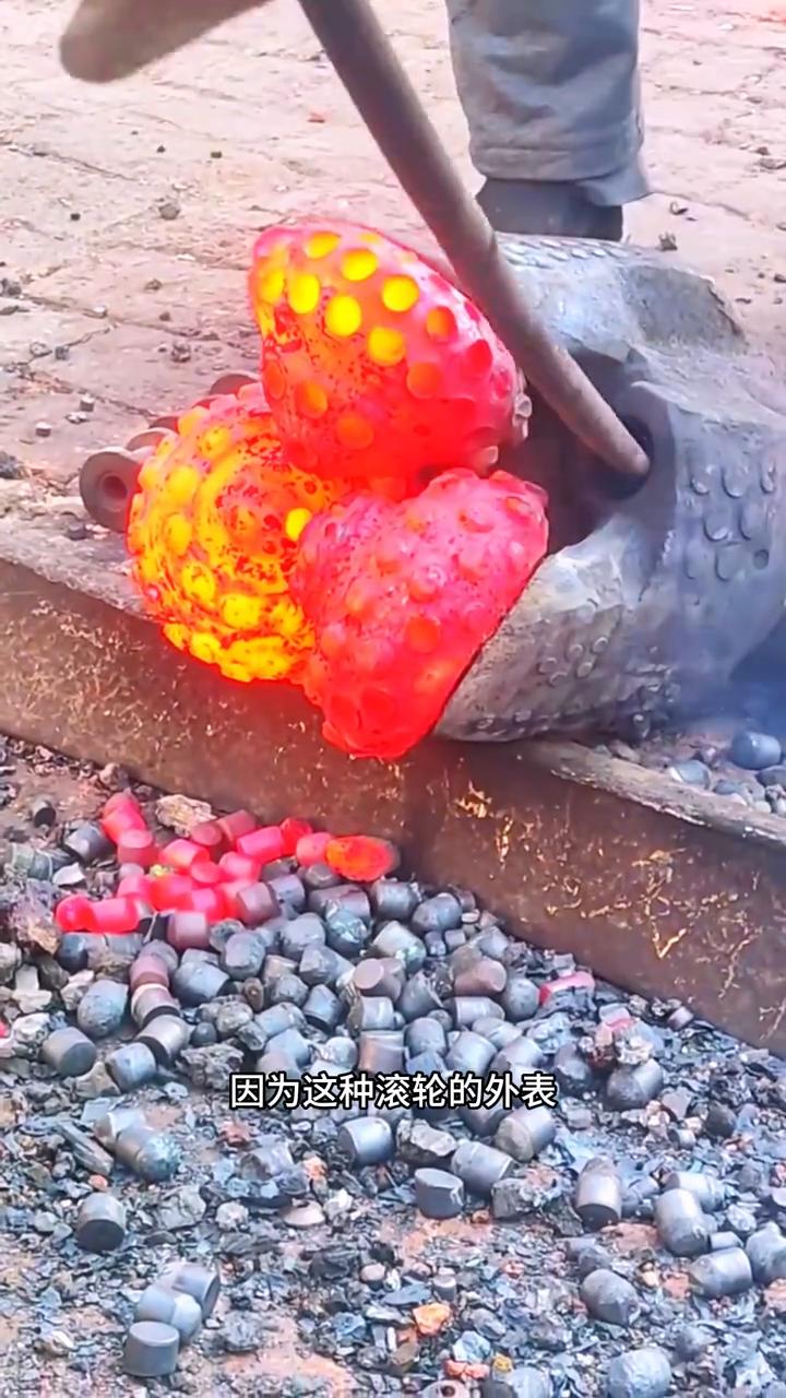 为什么仅靠三个滚轮组在一起就能将坚硬的石头钻进地下几十米的深度？而且最主要的是它