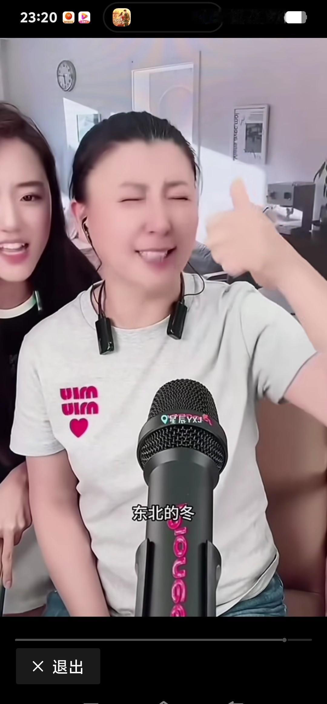 我见过真正厉害的人，不是从不挨骂，而是把“骂声”当饭吃。
有人朝她泼脏水，笑她土