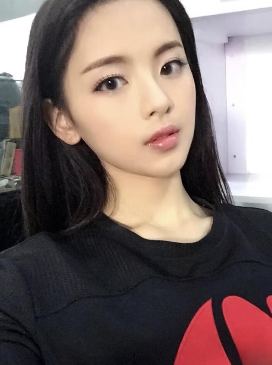 超绝侧脸 杨超越