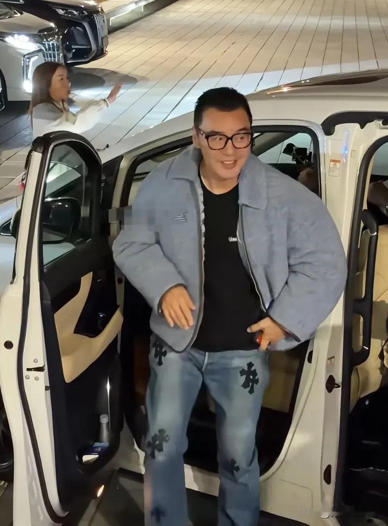 72岁的钟镇涛穿着休闲灰色上衣加蓝色牛仔真的好年轻啊，根本看不出来实际年龄，腰板