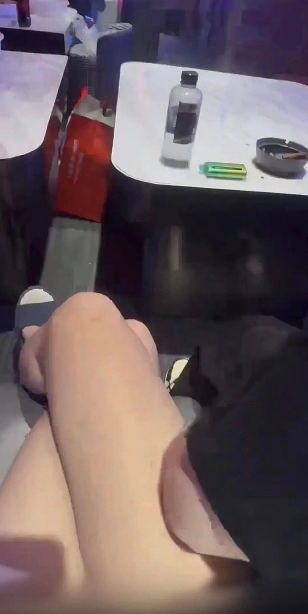 商K洗白是正常ktv的，先把胳膊从人家腿上拿走再说 