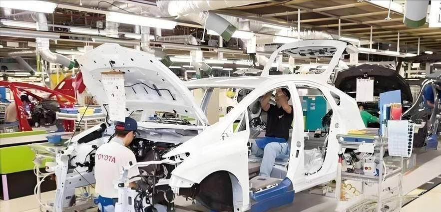 国内的汽车工业现在发展得十分迅猛。

到了2025年，全国汽车产销量突破3400