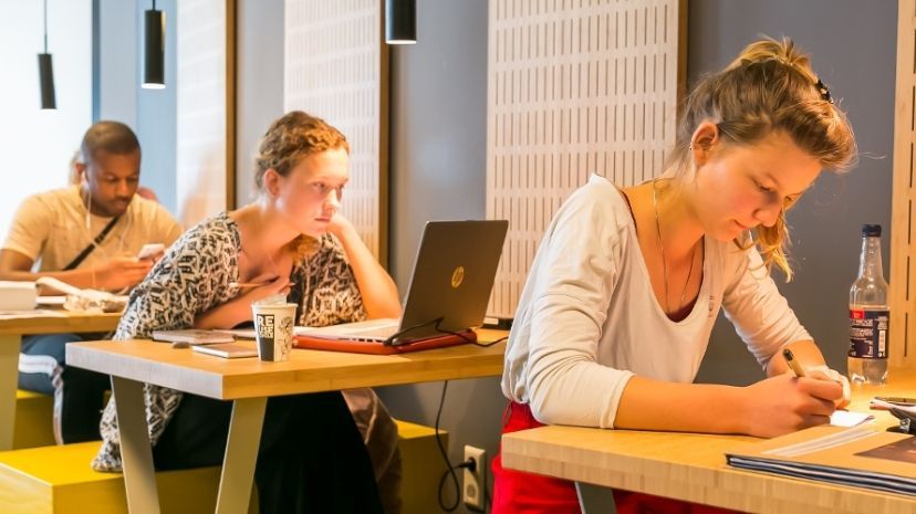 英国政府突然要求约2.2万名学生提前偿还已发放的贷款，理由是此前的生活费及育儿补