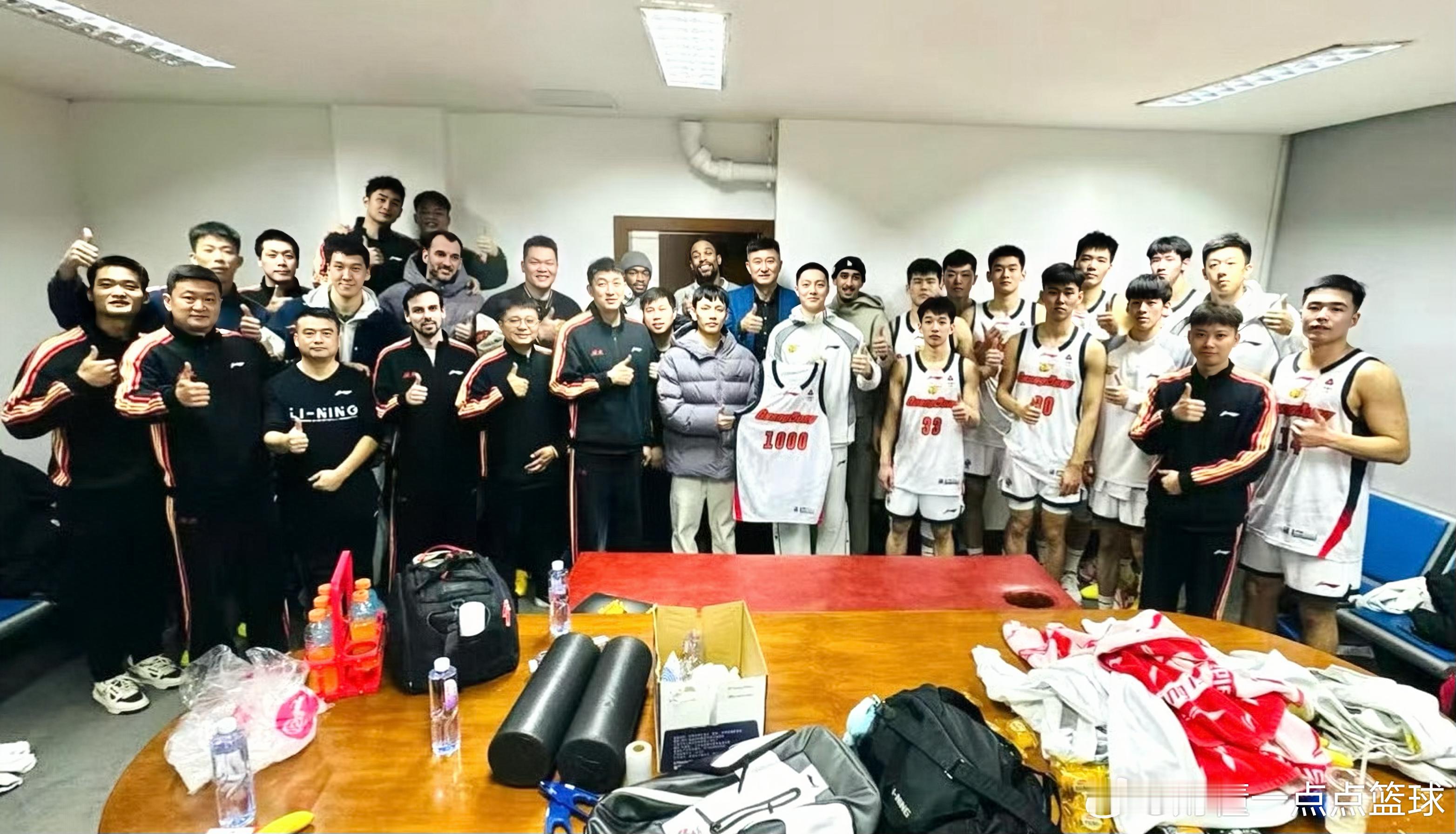 战胜四川男篮后，广东宏远男篮在客场拍了一张合照纪念球队取得第1000场胜利！华南