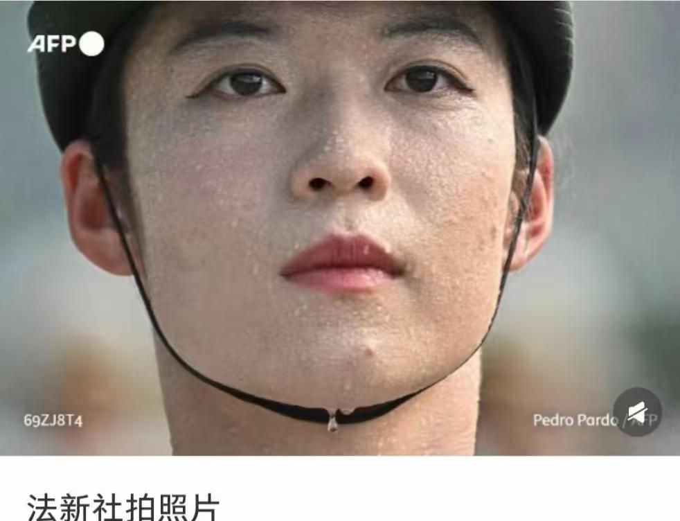 艰苦卓绝的训练，造就了这些女兵坚毅的神色，尽管汗水已经浸湿了脸颊，但她眼里有光。