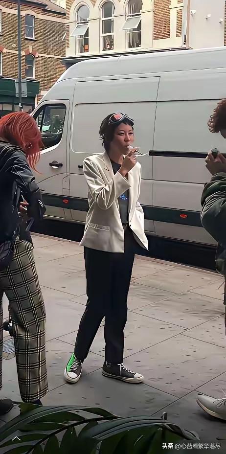 王菲女儿窦靖童又被拍到在大街上抽烟了，娴熟的抽烟姿势，一副我行我素的样子，丝毫都