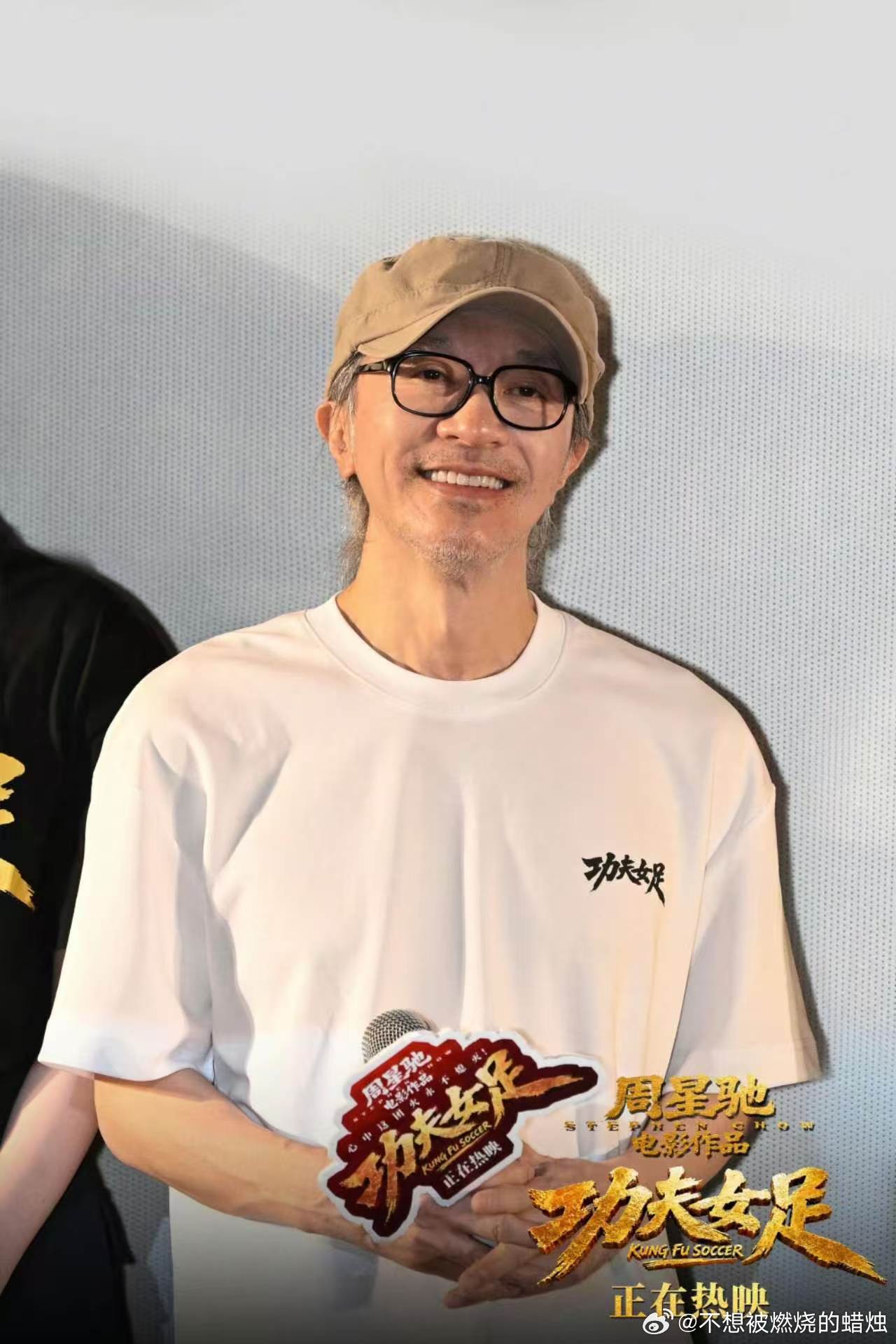 周星驰路演给小朋友唱生日歌周星驰功夫女足路演给小朋友庆生小丫头站在台上攥着衣角紧