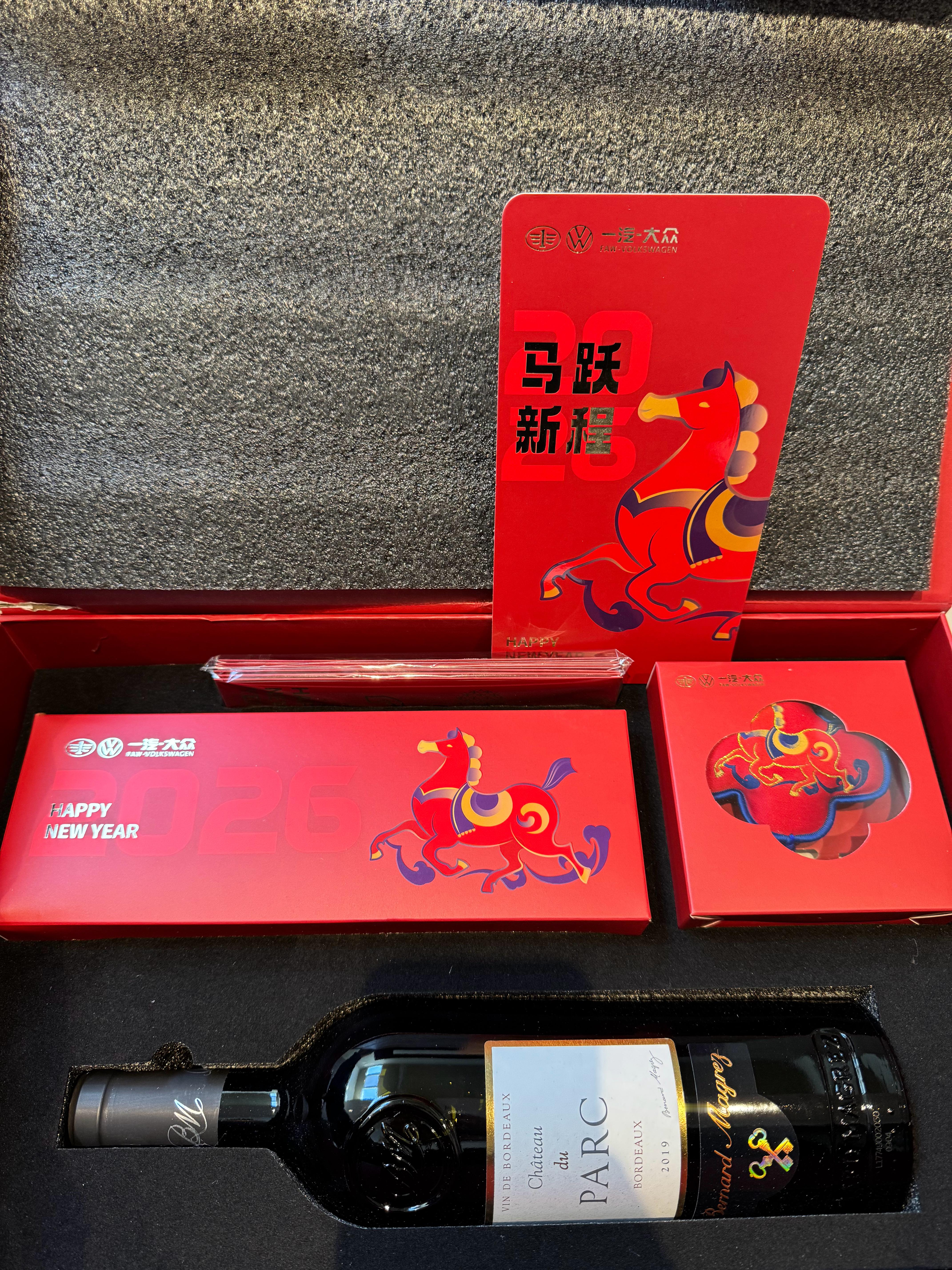一汽大众这个新春礼物够实在的，一瓶红酒，还搭配了一个自动开瓶器，这我真是第一次见