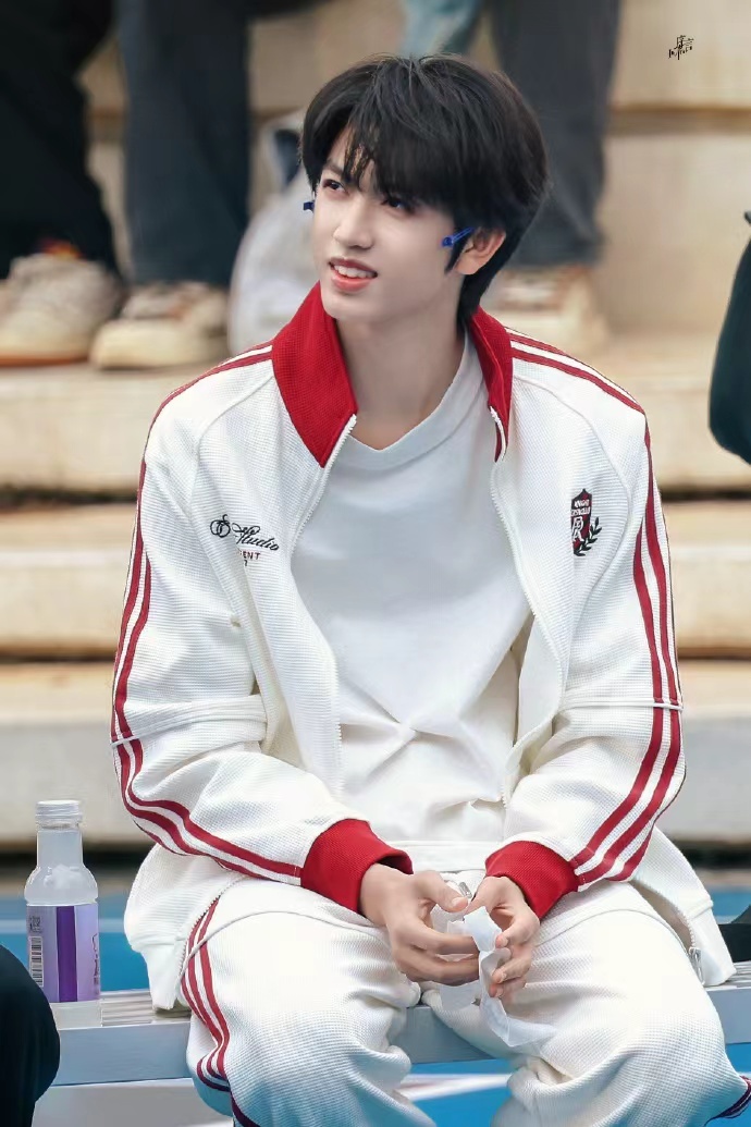 张桂源红条纹运动男高张桂源的最佳观赏期 张桂源的最佳观赏期，张桂源红条纹运动男高