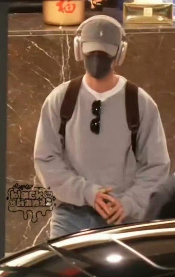 肖战大长腿一迈肖战一身潮酷男大范儿 肖战到上海参加电视剧品质盛典，一身潮酷男大范