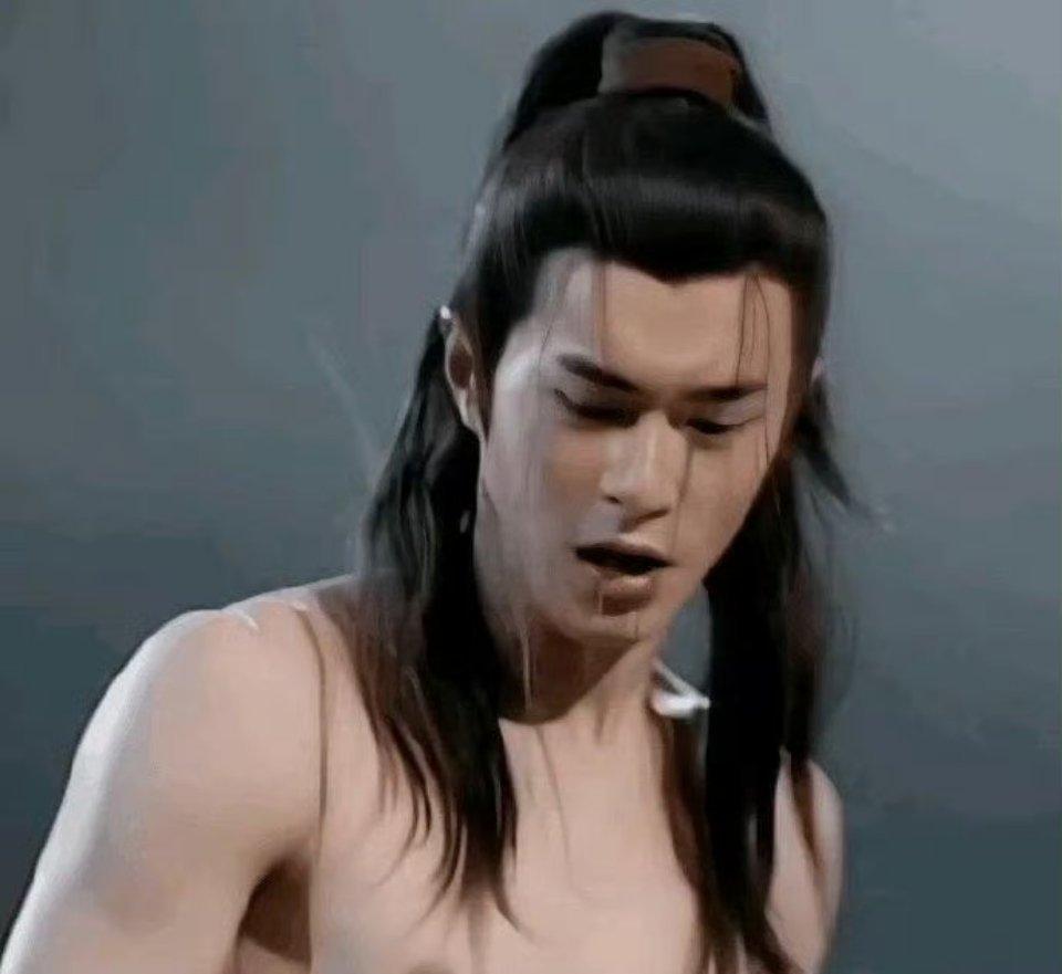 古天乐当年在《神雕侠侣》里露了个胸，愣是让全网记了二十多年。
那会儿TVB拍戏规