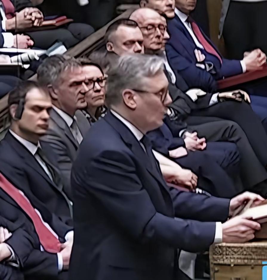 英国海上贸易中心3月11日在不到两个小时以内，接连收到两艘货船被不明发射物击中消