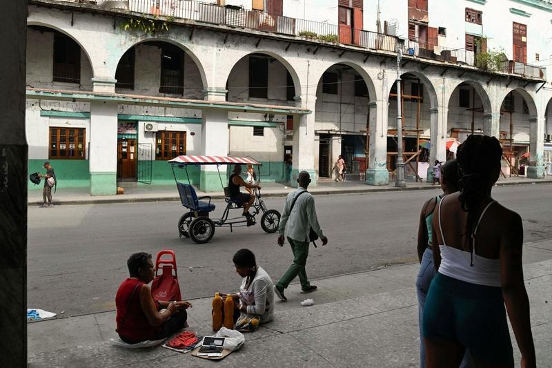 古巴想走出经济困境，挑战与机遇并存。从挑战看，长期的外部封锁让古巴在贸易、金融等