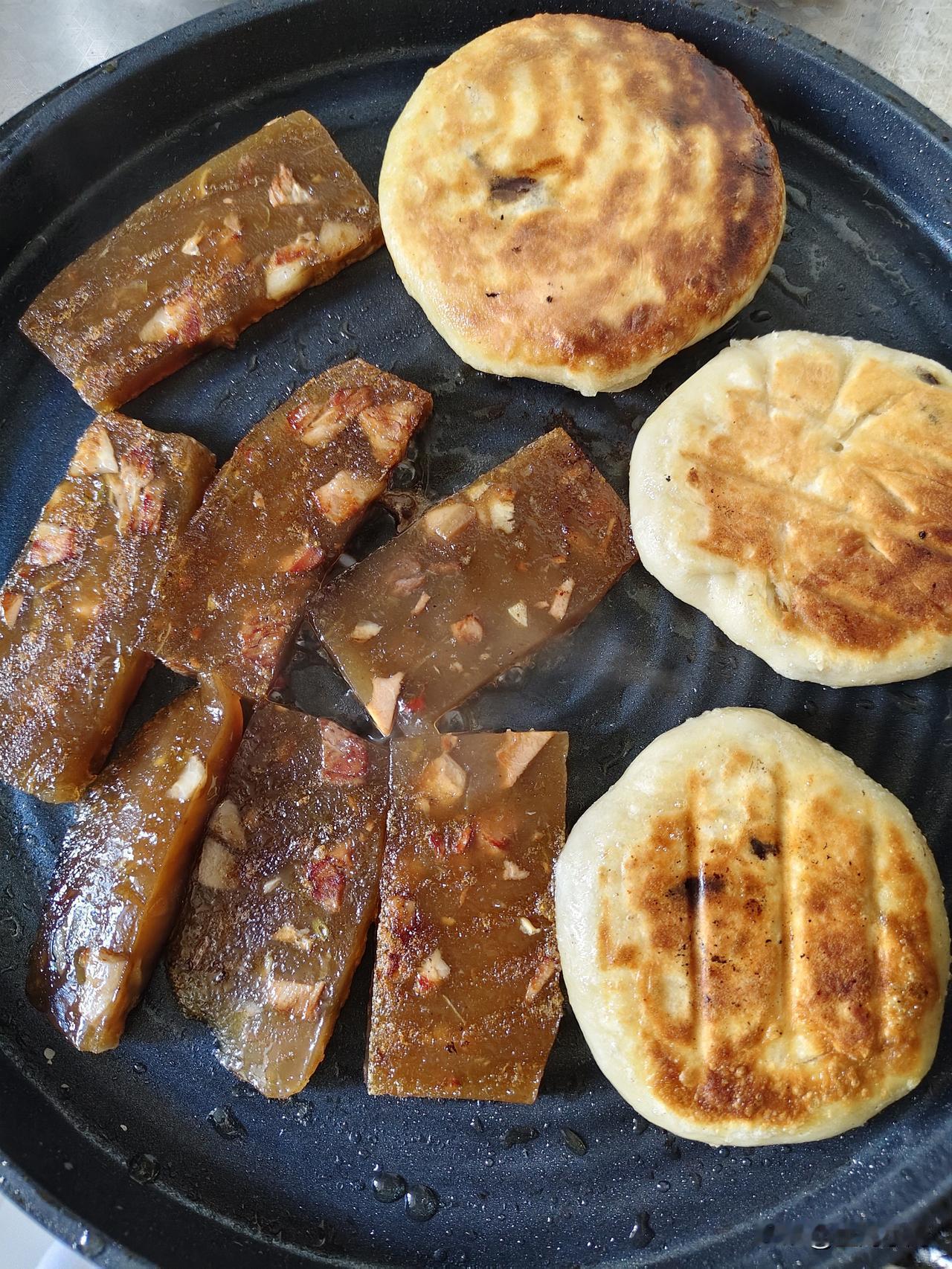 用电饼铛一锅出，一边煎焖子，另一边烙饼。

焖子是用炖肉的汤和红薯淀粉做的，原汁