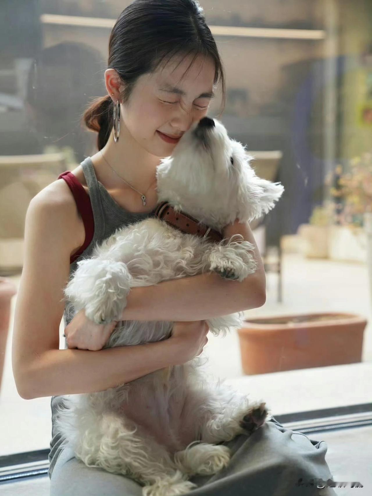 19岁的黄多多太美了[送心]
真是文艺片的好苗子，什么时候进圈拍戏啊，天赋不能浪