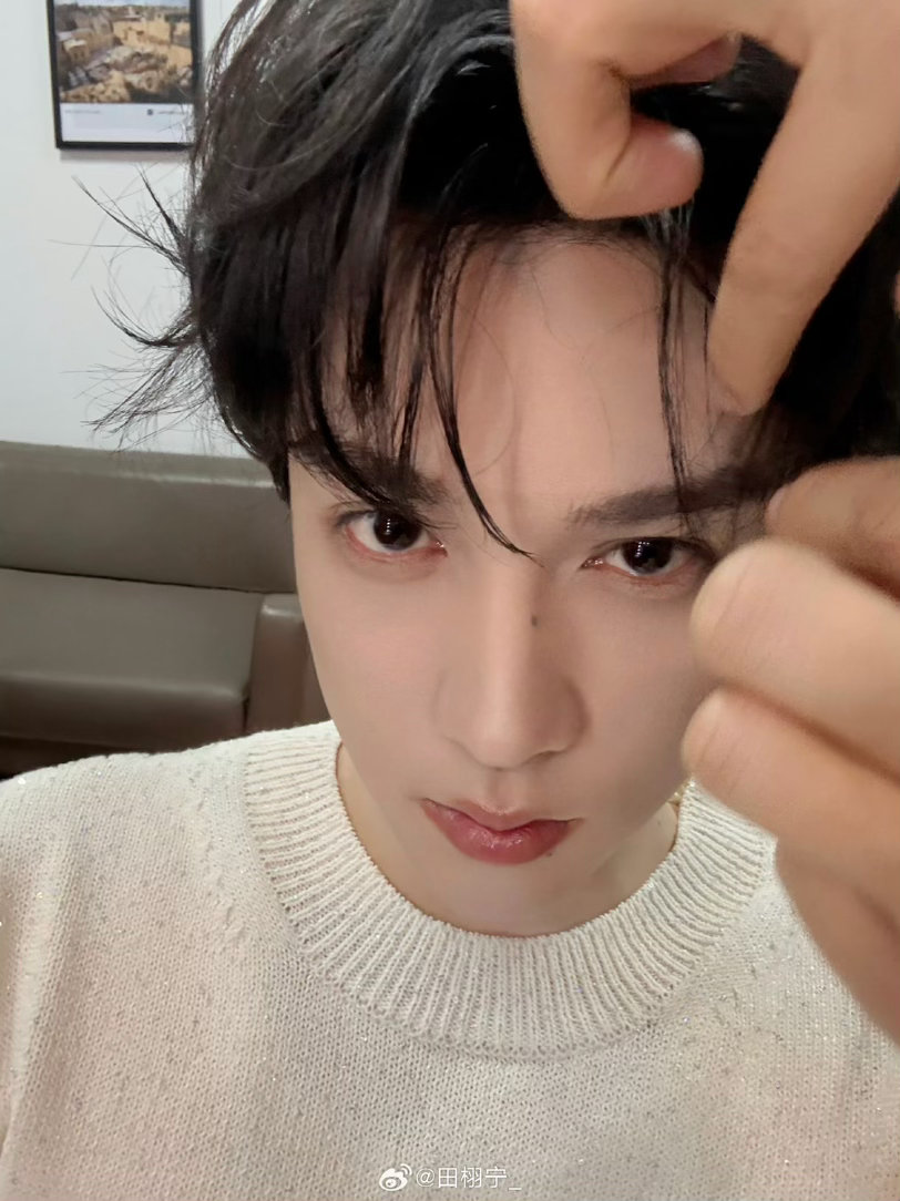 九成美实名举报田栩宁交给法庭处理就行，为何还要一而再，再而三地发视频。表面维权，