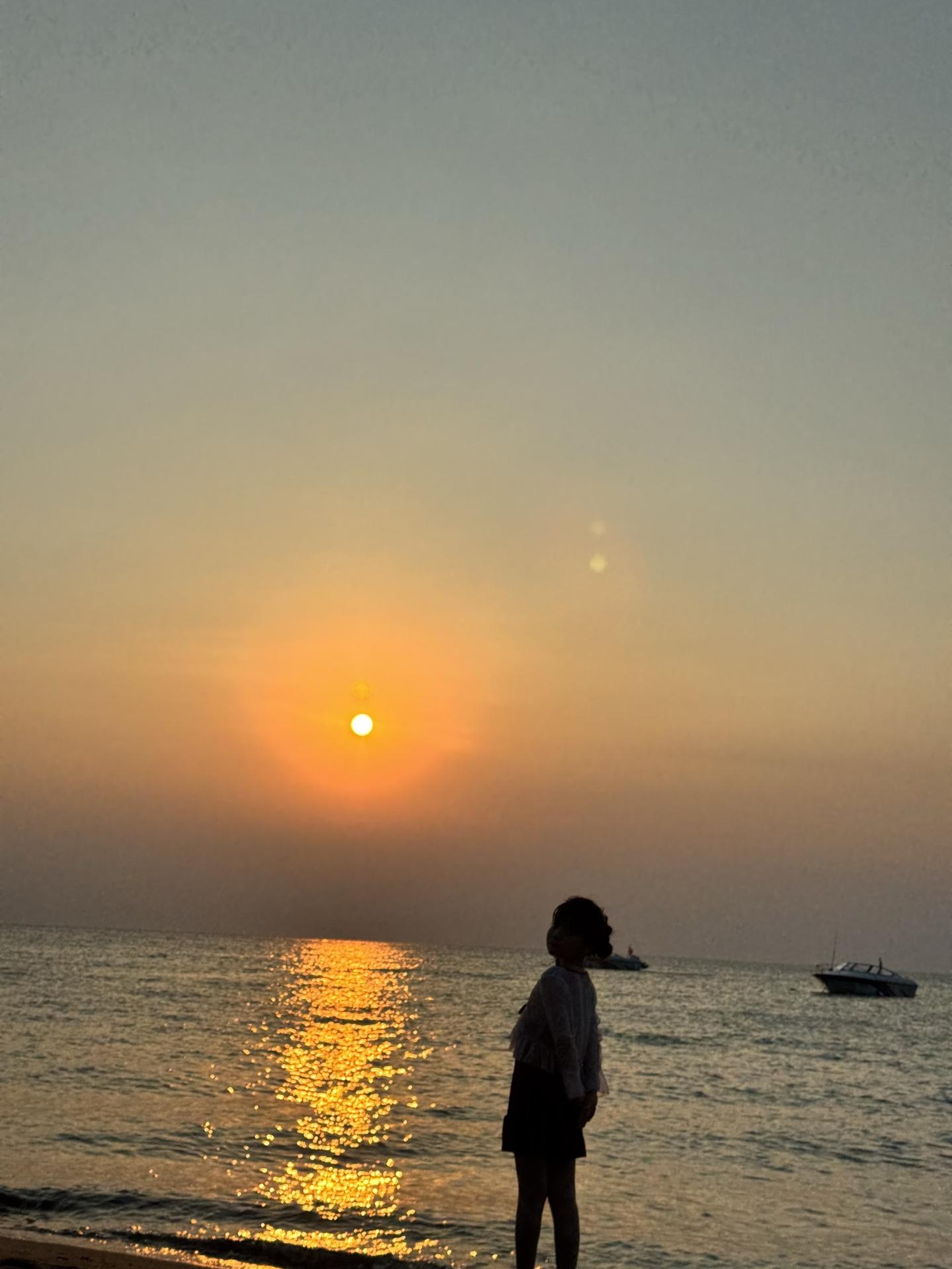 去海边吹吹风。