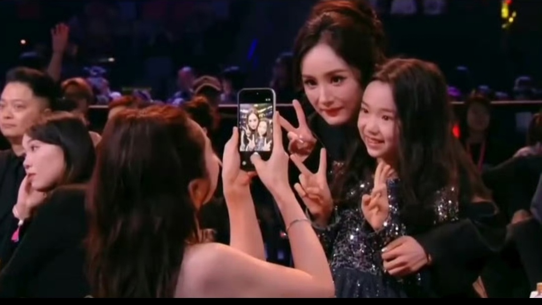 小酒窝追星成功杨幂小酒窝追星杨幂甜度超标！见面时眼睛亮成星星，小心翼翼互动还偷偷