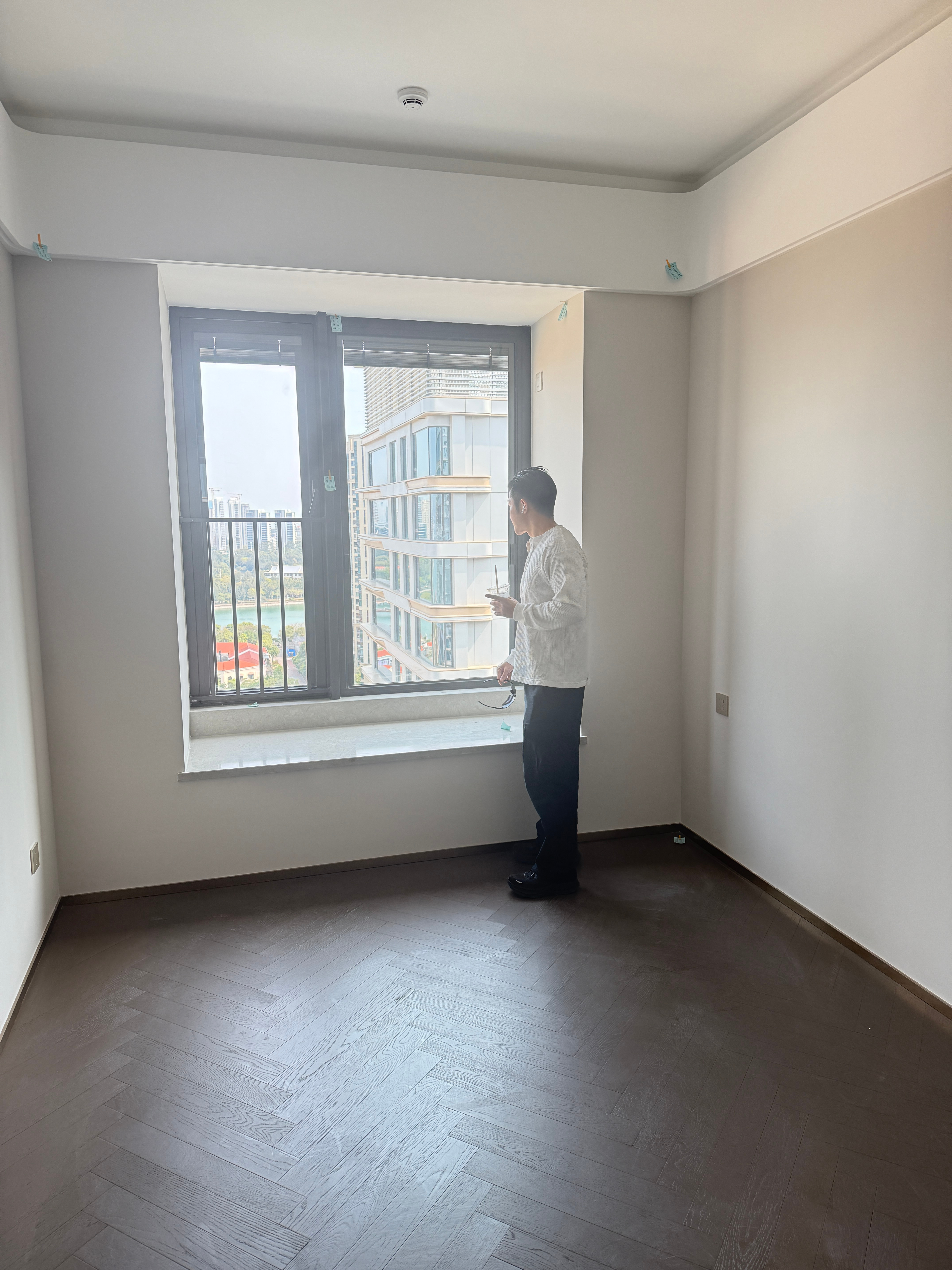 来看房子了第一套就很满意，忍不住笑出来了，旅蛙拼命给我使眼色我就是这样喜形于色的