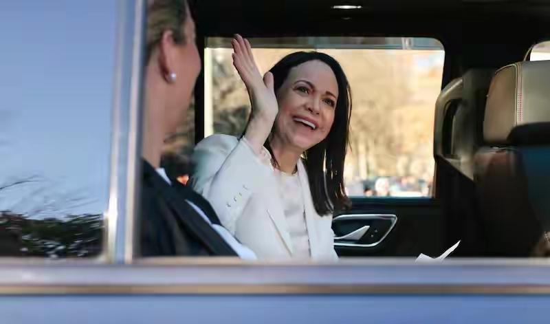 诺贝尔委员会早已声明：奖项与获奖者不可分割，荣誉不能转让！马查多硬把和平奖章塞给