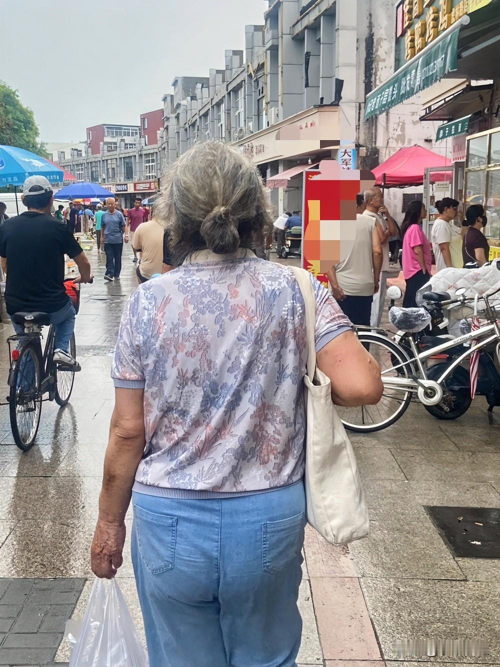 早晨，这姐姐遛早时，就这么顶着一头白发，也不好好梳理一下就出来了！
这姐姐把花白