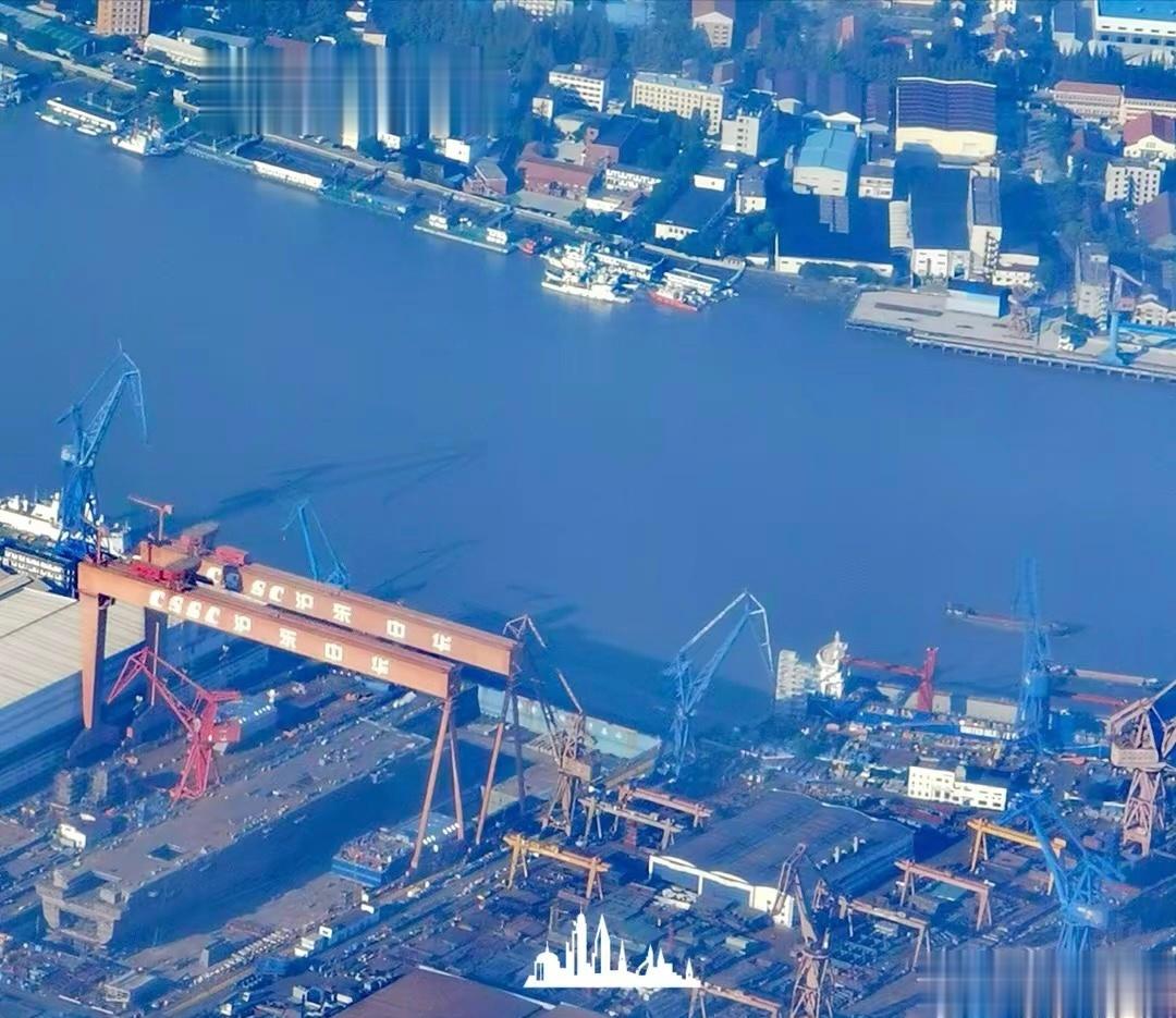 075四号舰开始安装舰岛，本以为它要停产，却还在偷摸建造！两栖攻击舰真有那么重要