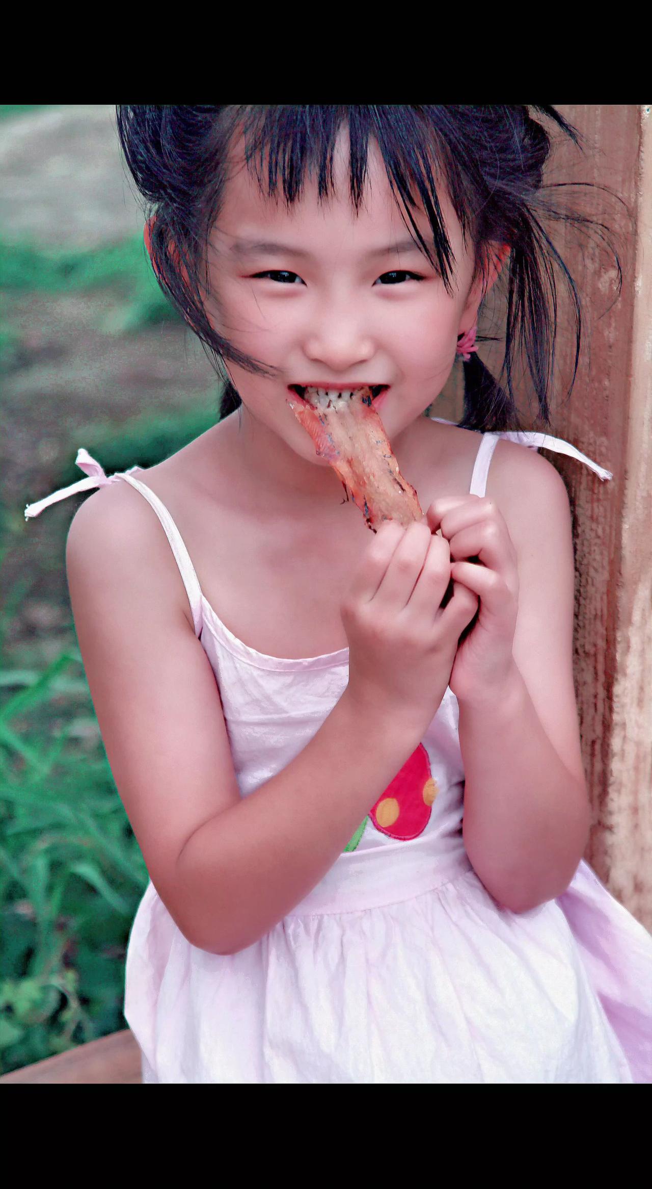🌞烤鱼肉串在舌尖跳舞，小辫儿被风揉成乱糟糟的诗✨ 童年就该这样，把快乐啃得滋滋