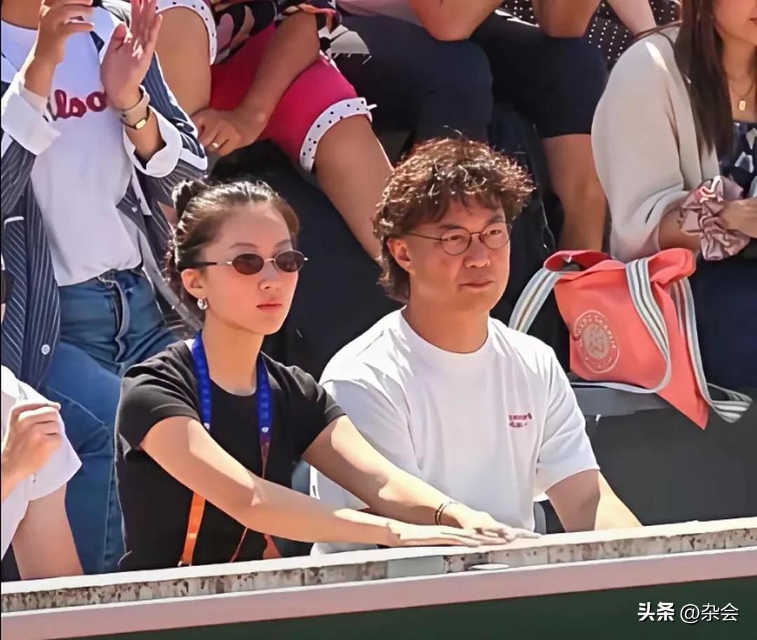 陈奕迅陪女儿看男友比赛咯！老爸棕色卷发休闲范儿，女儿美到发光，墨镜一戴气场两米八