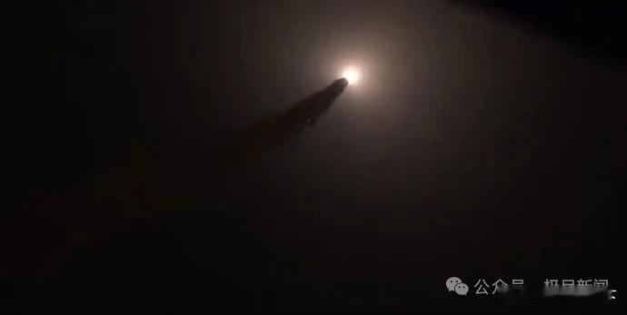 中东这大半夜的，真是炸开了锅！就在今天凌晨，伊朗直接朝着以色列北部发射了三波导弹