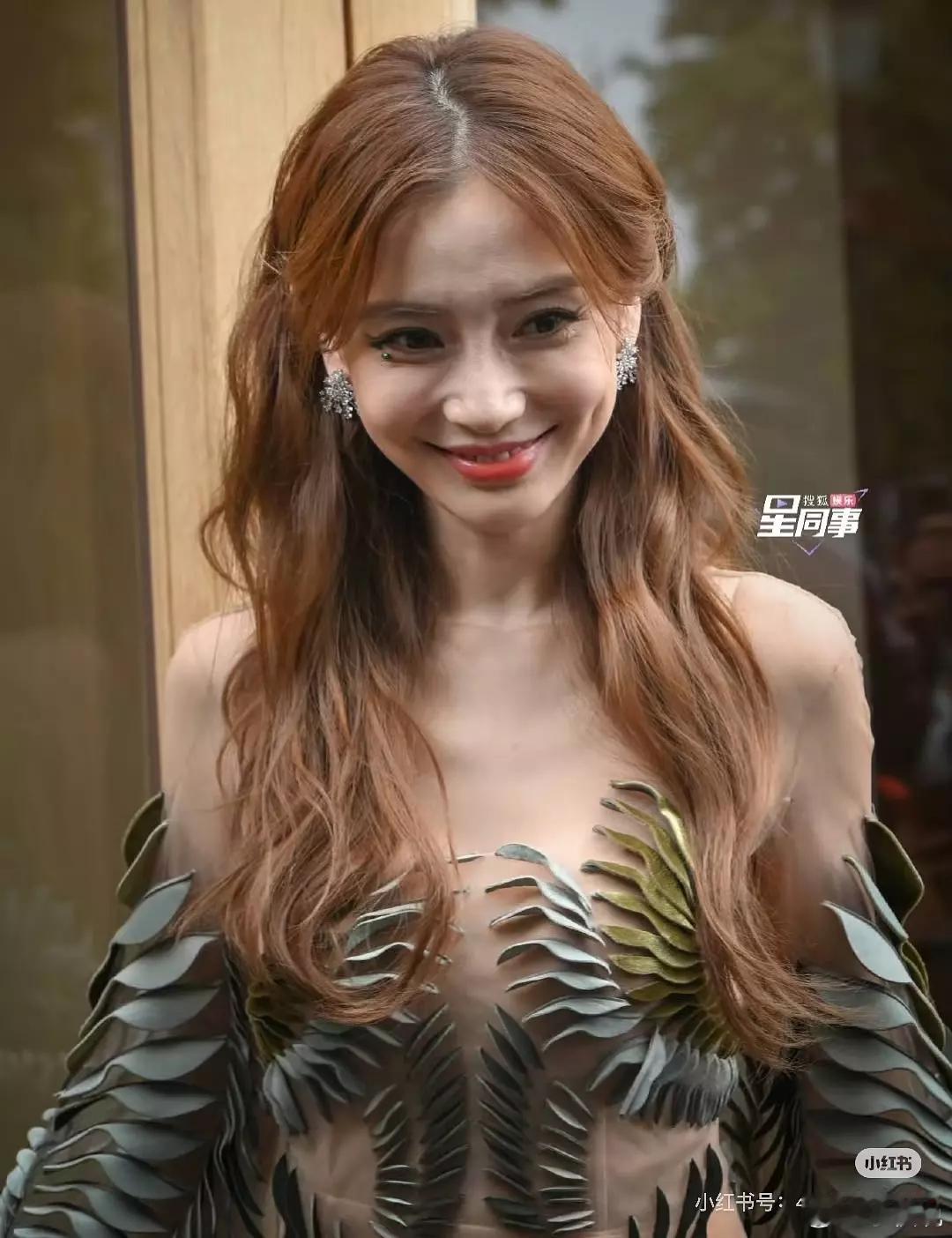 Angelababy这衣服又丑又吓人，衬的她像块排骨[流汗]Angelababy