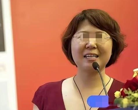 又挖出一个“贾浅浅”？
有网友又举报了文坛二代的博士论文涉嫌抄袭的问题。
贾浅浅