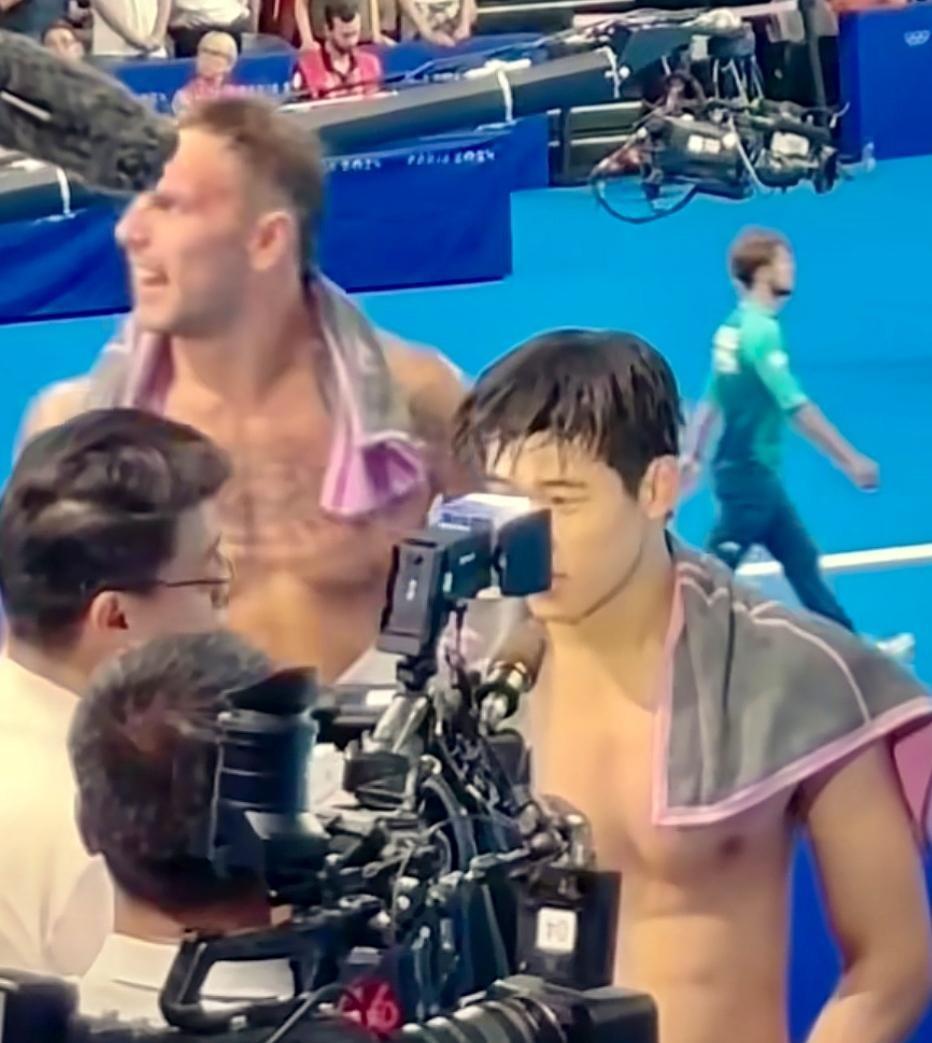 查尔莫斯从潘展乐背后走过去那一下，才是整件事最绝的地方。
你想想那个画面，小伙子