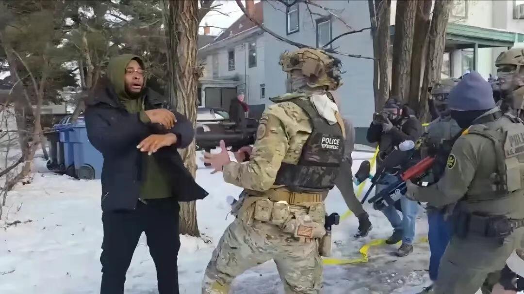 懂家军，暴打美国人平原公子昨天看了个视频，围观群众和一个蒙面的ICE探员聊天，有