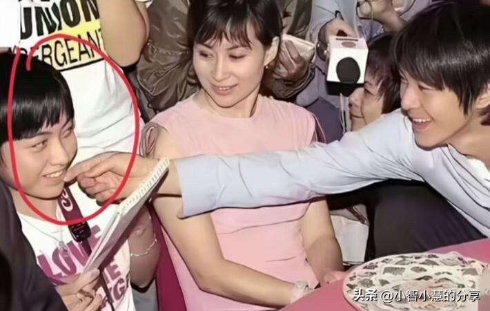 早些年周星驰和这位拿着笔记本一起互动的小女孩，你知道她是谁吗？

中间的是形象明