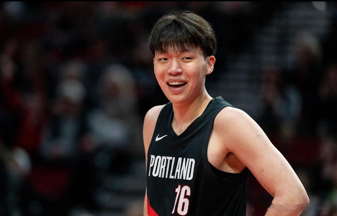 杨瀚森季后赛能上场吗？哪怕几分钟，也是中国男篮的进步！恭喜杨瀚森！开拓者力克太阳