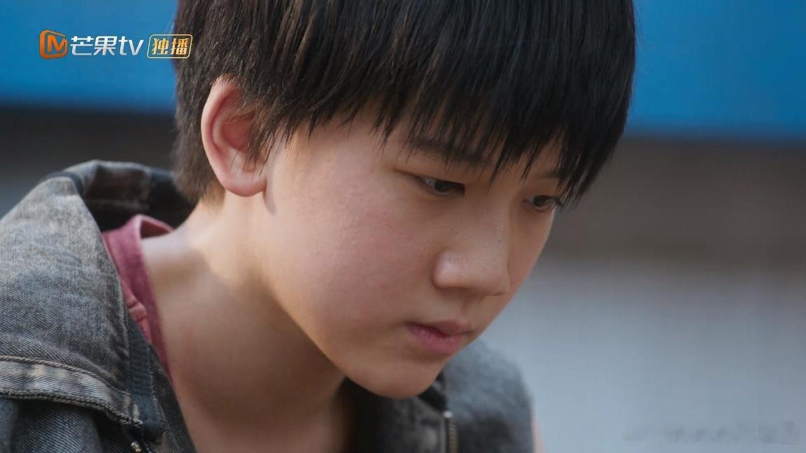 两个小孩挑的挺好的，女孩一出来感觉就像小版本婧仪，男孩虽然不咋像老龙吧但是阴郁感