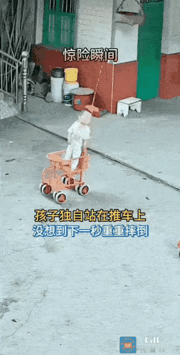 这样看孩子太吓人了

老人把一岁左右的宝宝放到推车里离开，这时的宝宝突然站了起来
