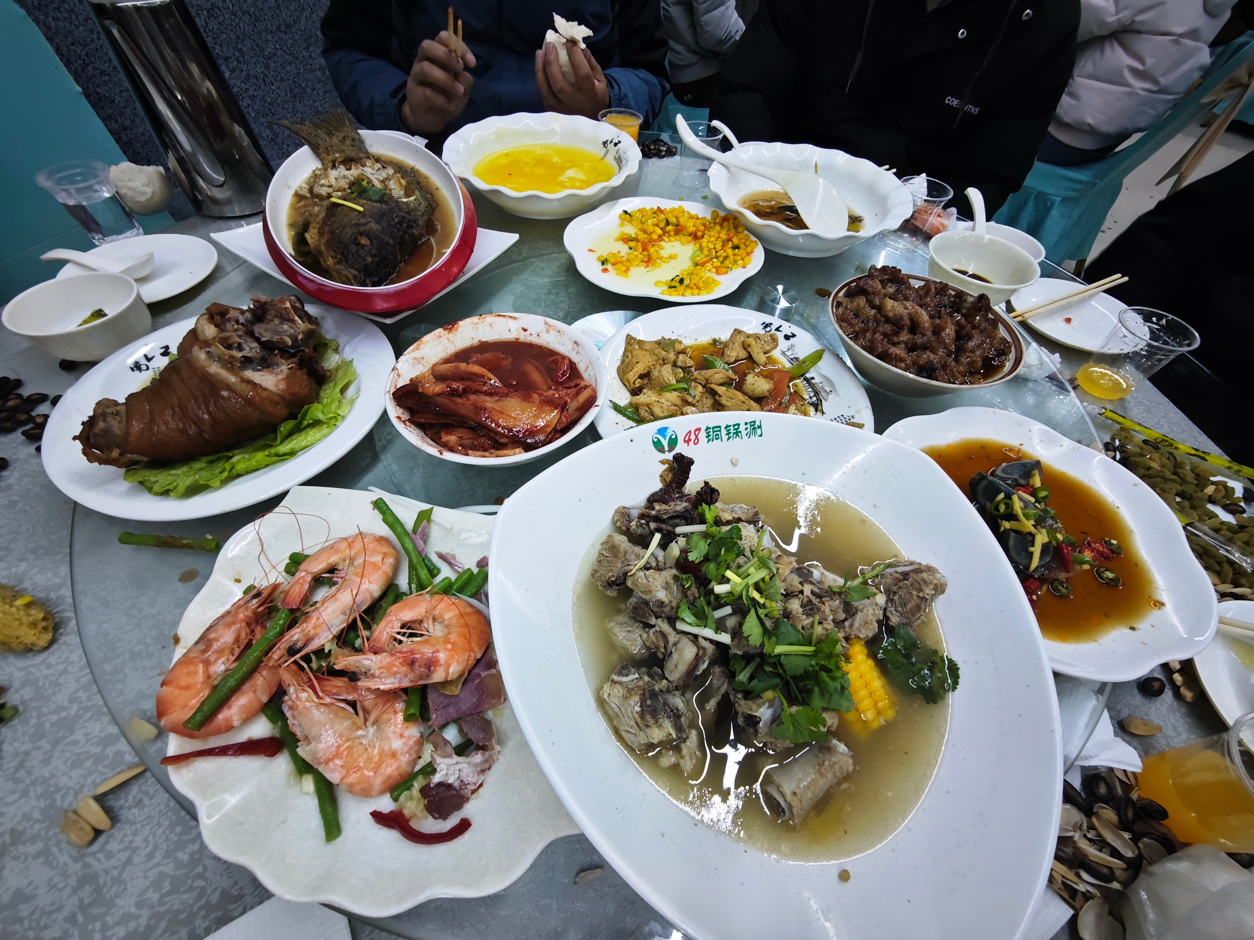 坐标河南新乡的乡村地区，一大桌婚宴桌餐只要400块。 新乡