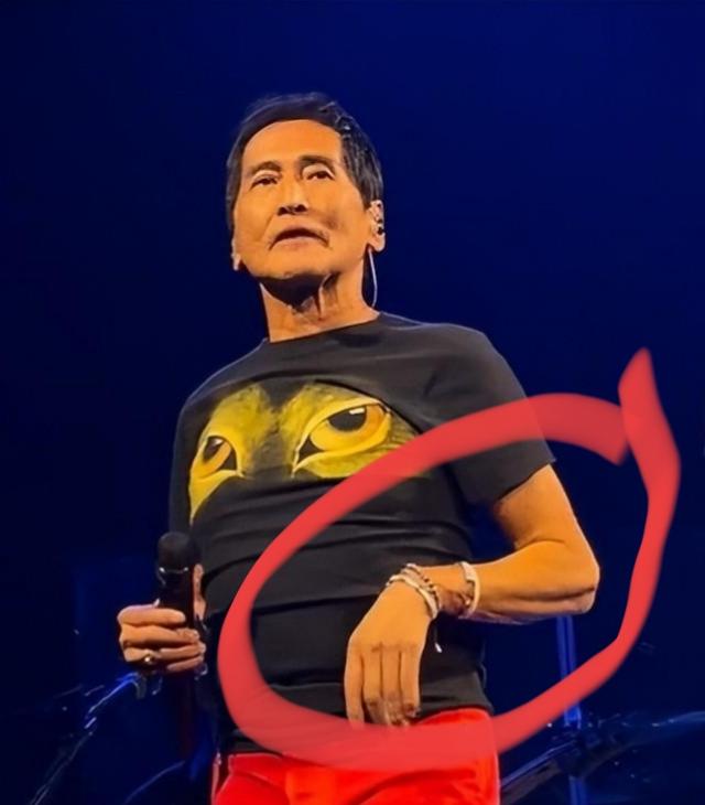 看到66岁的齐秦，我的目光集中在他双手的肌肉上，整个人的线条不错。

皮肤黝黑但