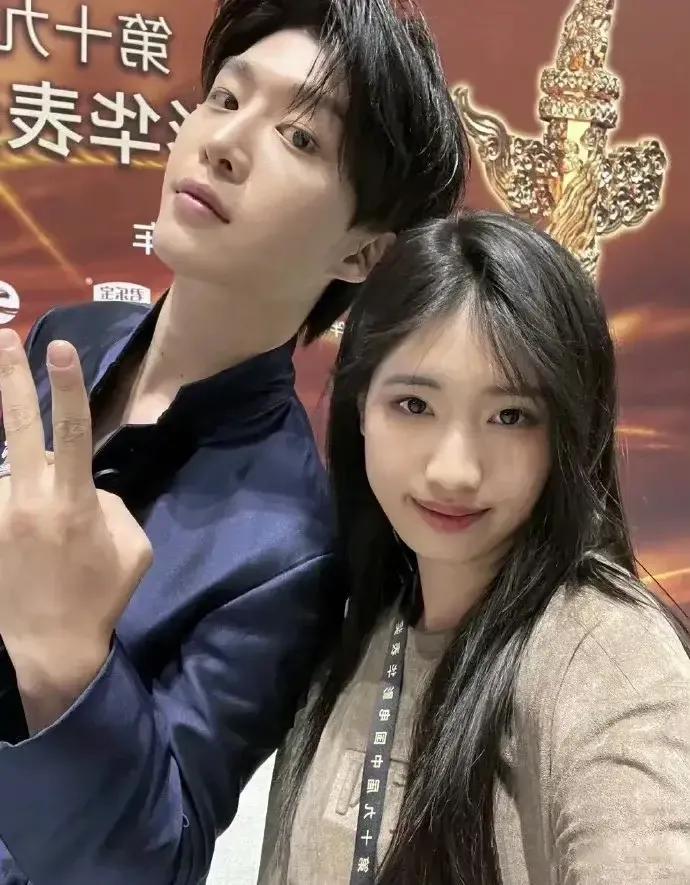 冯小刚养女变漂亮了，龅牙也不见了！[捂脸]

近日，冯小刚带着老婆徐帆和养女徐朵