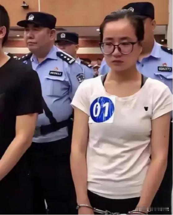 2019年，读硕士的杨春燕正在教室里上课，不料警方直接冲进将她逮捕，这时人们才看