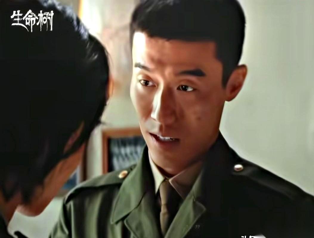 他拉开她抽屉的那一瞬间，整个世界应该都安静了。
就为了一本破书，一本有另一个男人