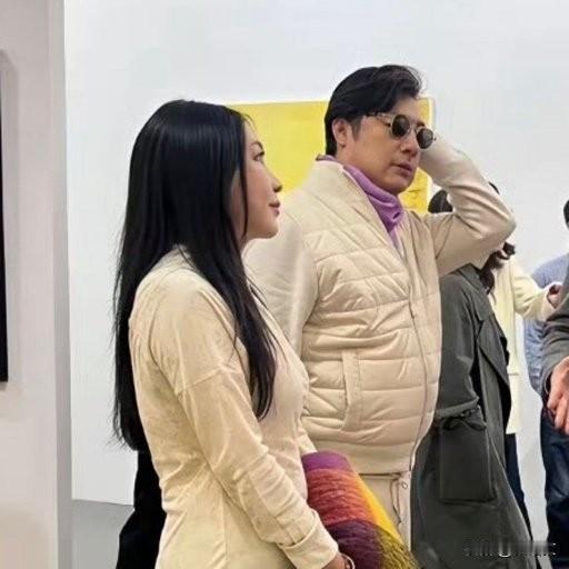 王岳伦带美女看展疑曝新恋情，同色系穿搭太默契，离婚后终于放开了
 
王岳伦又被网
