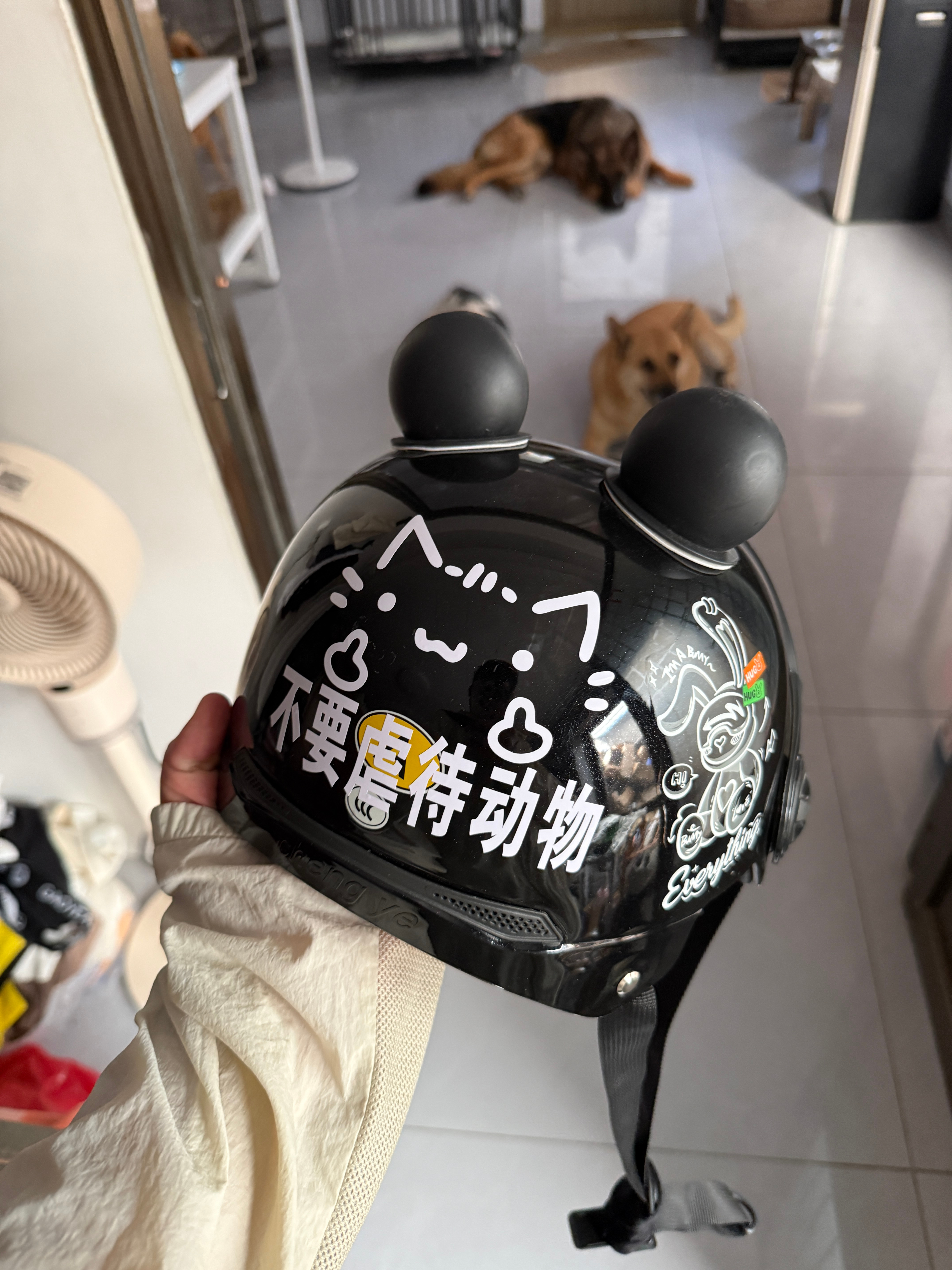 以前开车进城的时候，村里人传我是在市里开网约车的。现在每天骑电动车进城，村里人又