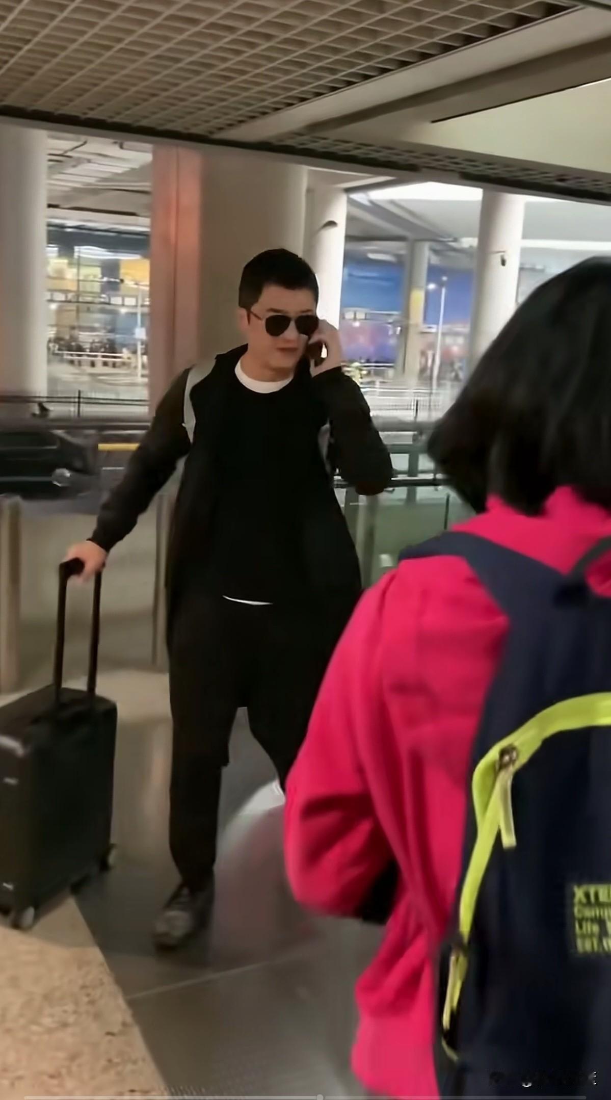五十多岁的李亚鹏，
依然帅气，威武雄壮，
现在重回娱乐圈不知还可以吗？