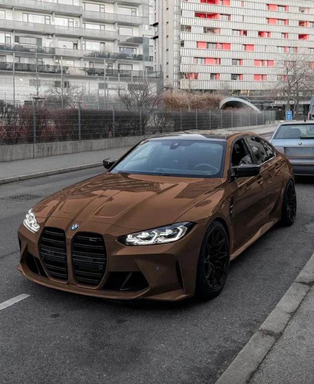 听说今年宝马流行这个颜色？路边遇到一辆棕色宝马M3听车友说这是今年官宣的流行色→