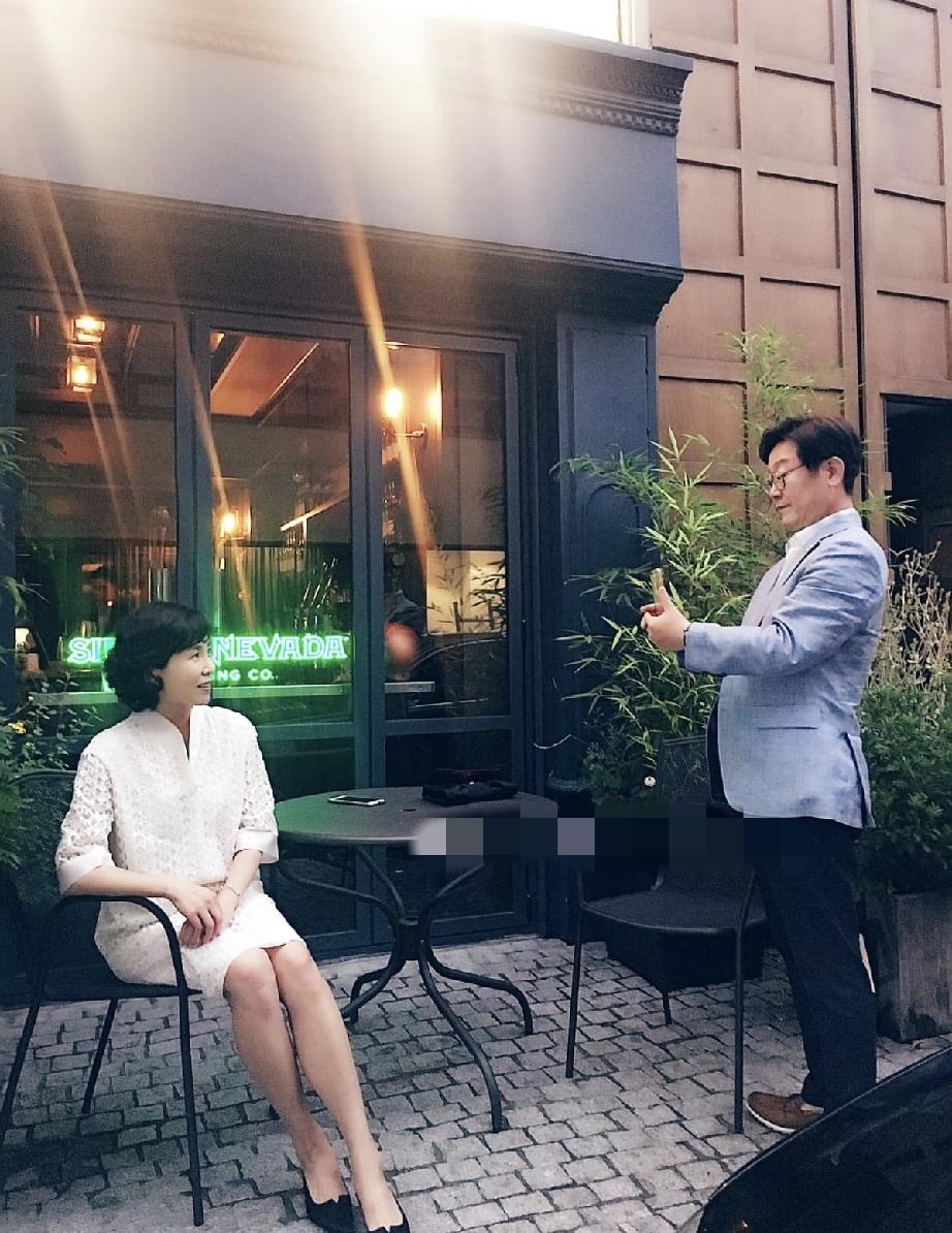 李在明和金惠景挺爱拍居家照 。
有时李在明亲自为妻掌镜留倩影；有时夫妻同框秀恩爱