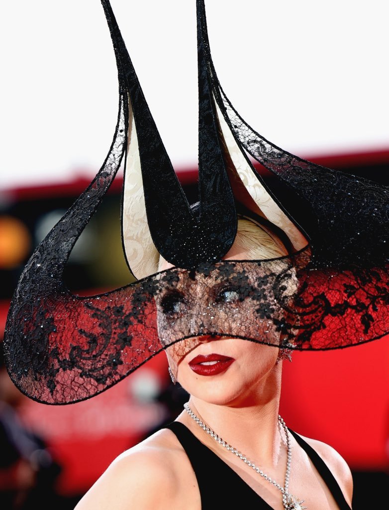 Lady Gaga出席威尼斯电影节红毯，气势非凡。6年前，Lady Gaga在威