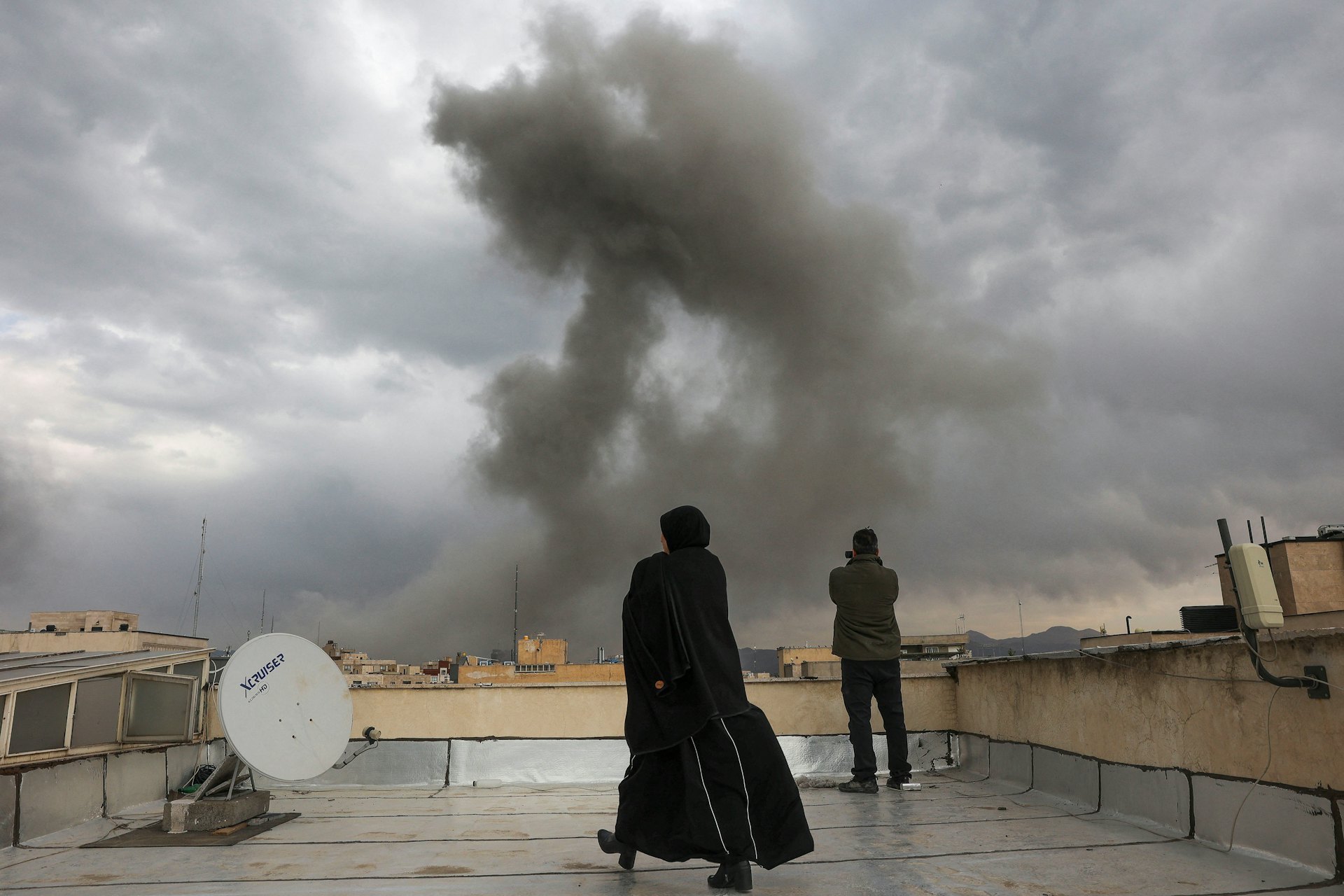 国防部新闻发言人蒋斌就美以对伊朗军事打击发表评论，指出美以未经安理会授权在谈判进