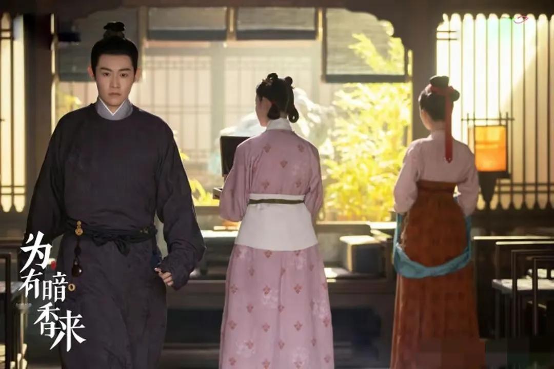 我明白为啥于正叫赵晴减肥了[黑线]。大家来看看这两个背影……，全身粉红那个是赵晴